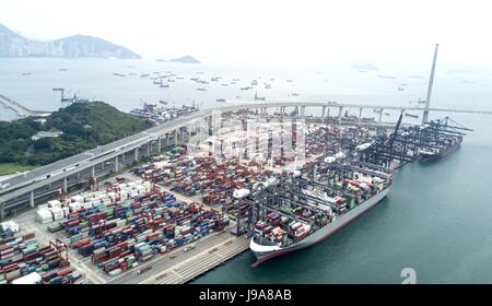 Hong Kong, China. 18. Mai 2017. Kwai Chung Container-terminal wird in Hongkong, Südchina, 18. Mai 2017 gesehen. 1. Juli 2017 markiert den 20. Jahrestag der Rückkehr Hong Kongs zum Mutterland. Bildnachweis: Lui Siu Wai/Xinhua/Alamy Live-Nachrichten Stockfoto