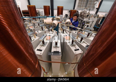 Greifswald, Deutschland. 29. Mai 2017. Plasma-Forscher Sergej Gortschakow arbeitet an einer Peak-Stromgenerator für die Schaffung von Lichtbögen am Lichtbogen Lab des Leibniz-Institut für Plasmaforschung und Technologie (INP) in Greifswald, Deutschland, 29. Mai 2017. Das Institut, bestehend aus 193 Mitarbeiter von Grundlagen- und angewandter Plasmaforschung in den Bereichen Material, Energie, Umwelt und Gesundheit untersucht und ist in enger Zusammenarbeit mit der Industrie. Foto: Stefan Sauer/Dpa-Zentralbild/Dpa/Alamy Live News Stockfoto