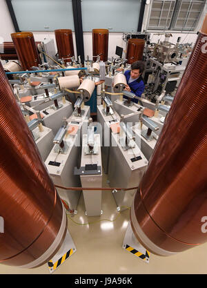 Greifswald, Deutschland. 29. Mai 2017. Plasma-Forscher Sergej Gortschakow arbeitet an einer Peak-Stromgenerator für die Schaffung von Lichtbögen am Lichtbogen Lab des Leibniz-Institut für Plasmaforschung und Technologie (INP) in Greifswald, Deutschland, 29. Mai 2017. Das Institut, bestehend aus 193 Mitarbeiter von Grundlagen- und angewandter Plasmaforschung in den Bereichen Material, Energie, Umwelt und Gesundheit untersucht und ist in enger Zusammenarbeit mit der Industrie. Foto: Stefan Sauer/Dpa-Zentralbild/Dpa/Alamy Live News Stockfoto