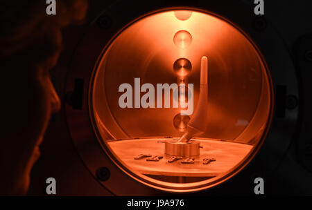 Blick in die Niederdruck-Plasma-Reaktor während die Feinreinigung von Implantaten am Leibniz-Institut für Plasmaforschung und Technologie (INP) in Greifswald, Deutschland, 29. Mai 2017. Die INP Greifswald untersucht verschiedene Plasmaprozesse für Feinreinigung und für das controlling die Benetzbarkeit der Materialien sowie die Verbesserung der Verklebbarkeit Compositing Material. Die Behandlung mit der Vakuum-Anlage mit reaktiven Gas gefüllt stärkt die Attachemnt von Bio-Molekülen, was relevant für Implantate, unter anderem. Das Institut, bestehend aus 193 Mitarbeiter untersucht grundlegende ein Stockfoto