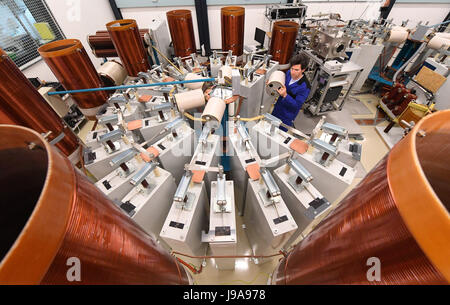 Greifswald, Deutschland. 29. Mai 2017. Plasma-Forscher Sergej Gortschakow arbeitet an einer Peak-Stromgenerator für die Schaffung von Lichtbögen am Lichtbogen Lab des Leibniz-Institut für Plasmaforschung und Technologie (INP) in Greifswald, Deutschland, 29. Mai 2017. Das Institut, bestehend aus 193 Mitarbeiter von Grundlagen- und angewandter Plasmaforschung in den Bereichen Material, Energie, Umwelt und Gesundheit untersucht und ist in enger Zusammenarbeit mit der Industrie. Foto: Stefan Sauer/Dpa-Zentralbild/Dpa/Alamy Live News Stockfoto