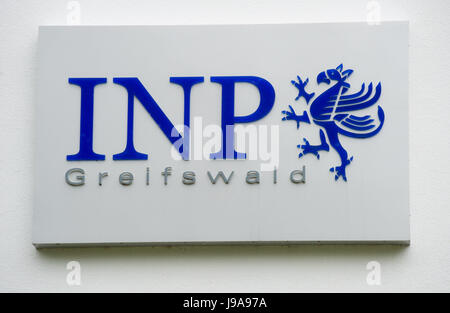 Greifswald, Deutschland. 29. Mai 2017. Blick auf das Logo des Leibniz-Instituts für Plasmaforschung und Technologie (INP) in Greifswald, Deutschland, 29. Mai 2017. Das Institut, bestehend aus 193 Mitarbeiter von Grundlagen- und angewandter Plasmaforschung in den Bereichen Material, Energie, Umwelt und Gesundheit untersucht und ist in enger Zusammenarbeit mit der Industrie. Foto: Stefan Sauer/Dpa-Zentralbild/Dpa/Alamy Live News Stockfoto