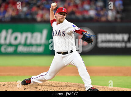 Arlington, Texas, USA. 31. Mai 2017. Texas Rangers ab Krug Austin Bibens Dirkx #56 4,2 Innings aufgeschlagen und aufgegeben 3 läuft bei einem MLB-Spiel zwischen den Tampa Bay Rays und die Texas Rangers im Globe Life Park in Arlington, TX Tampa Bay besiegte Texas 7-5 Albert Pena/CSM Credit: Cal Sport Media/Alamy Live News Stockfoto