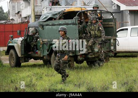 Lanao Del Sur Province, Philippinen. 1. Juni 2017. Soldaten auszusteigen aus ein Militär-LKW, wie sie für die Bewohner immer noch gefangen in ihren Häusern in Marawi City, Provinz Lanao Del Sur, Philippinen, 1. Juni 2017 suchen. Mehr elitären-Truppen werden in die belagerten Marawi Stadt im Süden der Philippinen zu spülen, 30 bis 40 militante Maute-Gruppe, die in einigen Teilen der Stadt verschanzt philippinische Behörden, sagte am Mittwoch geflogen werden. Eines der vorrangigen Ziele ist es, etwa 2.000 Zivilisten gefangen in den Konfliktgebieten zu retten. Bildnachweis: Rouelle Umali/Xinhua/Alamy Live-Nachrichten Stockfoto