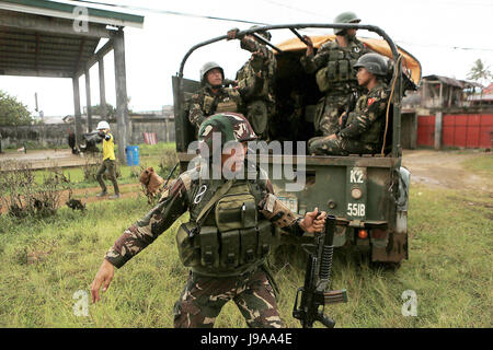 Lanao Del Sur Province, Philippinen. 1. Juni 2017. Soldaten auszusteigen aus ein Militär-LKW, wie sie für die Bewohner immer noch gefangen in ihren Häusern in Marawi City, Provinz Lanao Del Sur, Philippinen, 1. Juni 2017 suchen. Mehr elitären-Truppen werden in die belagerten Marawi Stadt im Süden der Philippinen zu spülen, 30 bis 40 militante Maute-Gruppe, die in einigen Teilen der Stadt verschanzt philippinische Behörden, sagte am Mittwoch geflogen werden. Eines der vorrangigen Ziele ist es, etwa 2.000 Zivilisten gefangen in den Konfliktgebieten zu retten. Bildnachweis: Rouelle Umali/Xinhua/Alamy Live-Nachrichten Stockfoto