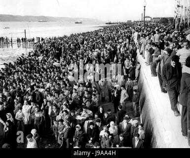 2. Februar 1957 - kommt HM die Königin In Lissabon. Blick auf das Publikum. Foto zeigt Überblick über die riesige Menge Assembledon der Ankunft in Lissabon heute von HM The Queen und der Duke Of Edinburgh - auf ihrem Staatsbesuch in der portugiesischen Hauptstadt. (Kredit-Bild: © Keystone Presseagentur/Keystone USA über ZUMAPRESS.com) Stockfoto