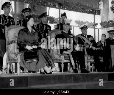 2. Februar 1957 - kommt Queen in Lissabon. Foto zeigt Präsident Lopes sitzt zwischen der Königin und dem Herzog von Edinburgh während der Zeremonien, wenn das Königspaar in Lissabon heute begrüßt wurden. (Kredit-Bild: © Keystone Presseagentur/Keystone USA über ZUMAPRESS.com) Stockfoto