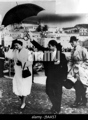18. Februar 1957 - Königin und Duke In Portugal. Fotoshows: H.M The Queen, geschützt durch einen Regenschirm, kreuzt die gepflasterten Kai von Setubal, Portugal, gefolgt von The Duke Of Edinburgh, wenn sie an Land, von der Britannia gestern kommen. Sie hatte am Samstag in Montijo Flugplatz wiedervereinigt und als die Königin dort aus London flog. Sie Segeln von Setubal für Lissabon heute zu ihrem Staatsbesuch in Portugal beginnen. (Kredit-Bild: © Keystone Presseagentur/Keystone USA über ZUMAPRESS.com) Stockfoto