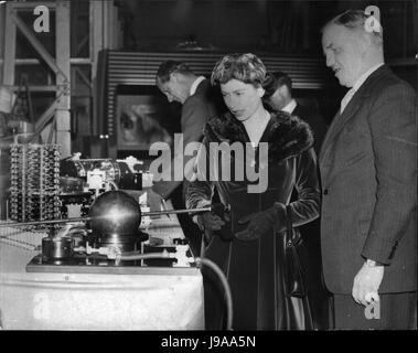 1. Januar 1957 - HM die Königin und des Herzogs von Edinburgh besuchen die Atomenergie Einrichtung bei Harwell. HM The Queen Manipulation einer entfernten Handlinggerät für den Umgang mit gefährlichen Metalle verwendet. Mit H.M ist Herr P. Bowles, Leiter des Geschäftsbereichs Engineering. P.N.A. (Kredit-Bild: © Keystone Presseagentur/Keystone USA über ZUMAPRESS.com) Stockfoto