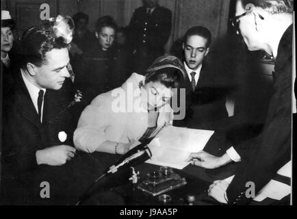 1. Januar 1957 - königliche Hochzeit in Louveciennes: die standesamtliche Trauung von Prinzessin Helene. Tochter des Comte de Paris, Comte De Limburg-Strium tagte in der Mairie Louveciennes bei Paris heute. Foto zeigt das Paar bei der Mairie während die standesamtliche Trauung. auf richtigen Prinz Henri, ältester Sohn des Comte De Paris, Zeugnis für die Braut. (Kredit-Bild: © Keystone Presseagentur/Keystone USA über ZUMAPRESS.com) Stockfoto