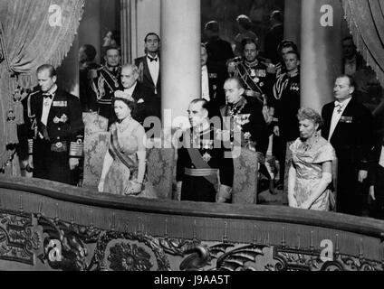 2. Februar 1957 - Staatsbesuch in Portugal Königin am Gala-Vorstellung: Foto zeigt HM The Queen und The Duke of Edinburgh, mit Präsident Vraveiro Lopes und MME Lopes gesehen-wenn sie eine Gala Performance Atg Sac Carlos Nationaltheater in Lissabon am Dienstag besucht. (Kredit-Bild: © Keystone Presseagentur/Keystone USA über ZUMAPRESS.com) Stockfoto