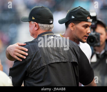 30. Mai 2017 MLB Baseball im PNC Park in Pittsburgh PA. Pittsburgh Steeler 2017 Rookie James Conner und Piraten-Manager Clint Hurdle teilen einen besonderen Moment nach zeremoniellen ersten Pitch. Aktion zwischen den Arizona Diamondbacks und die Pittsburgh Pirates. Spiel ist im PNC Park in Pittsburgh PA Stockfoto