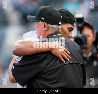 30. Mai 2017 MLB Baseball im PNC Park in Pittsburgh PA. Pittsburgh Steeler 2017 Rookie James Conner und Piraten-Manager Clint Hurdle teilen einen besonderen Moment nach zeremoniellen ersten Pitch. Aktion zwischen den Arizona Diamondbacks und die Pittsburgh Pirates. Spiel ist im PNC Park in Pittsburgh PA Stockfoto