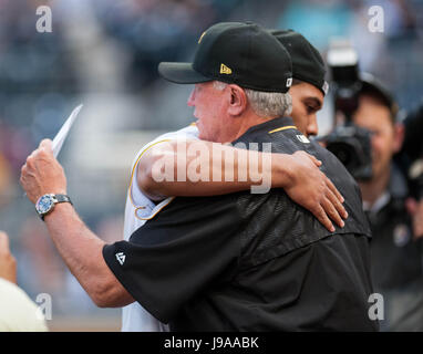 30. Mai 2017 MLB Baseball im PNC Park in Pittsburgh PA. Pittsburgh Steeler 2017 Rookie James Conner und Piraten-Manager Clint Hurdle teilen einen besonderen Moment nach zeremoniellen ersten Pitch. Aktion zwischen den Arizona Diamondbacks und die Pittsburgh Pirates. Spiel ist im PNC Park in Pittsburgh PA Stockfoto