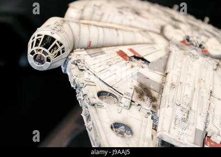 Tokio, Japan. 1. Juni 2017. Ein Modell von der Star Wars Millennium Falcon Raumschiff auf dem Display an International Tokyo Toy Show 2017 in Tokyo Big Sight auf 1. Juni 2017, Tokio, Japan. Japans größte Ausstellung für die Spielzeugindustrie zeigt 35.000 Spielsachen aus 153 Spielzeughersteller aus Japan und Übersee. Die Show läuft vom 1. Juni bis 4.. Bildnachweis: Rodrigo Reyes Marin/AFLO/Alamy Live-Nachrichten Stockfoto