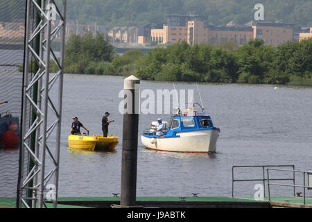 Bucht von Cardiff, Wales, UK. 1. Juni 2017. Polizei geben einen Daumen hoch für ein ziviles Boot vor der Ankunft von Ian Rush mit der Champions-League-Trophy auf der temporären schwimmenden Fußballplatz außerhalb der National Assembly for Wales in Cardiff Bay, Wales, UK Credit: Elizabeth Foster/Alamy Live News Stockfoto