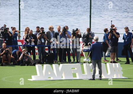 Bucht von Cardiff, Wales, UK. 1. Juni 2017. Ian Rush stellt neben der Champions-League-Trophy auf dem temporären schwimmenden Fußballplatz außerhalb der National Assembly for Wales.  Bildnachweis: Elizabeth Foster/Alamy Live-Nachrichten Stockfoto