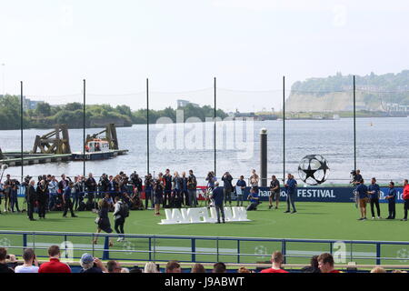 Bucht von Cardiff, Wales, UK. 1. Juni 2017. Ian Rush stellt neben der Champions-League-Trophy auf dem temporären schwimmenden Fußballplatz außerhalb der National Assembly for Wales. Bucht von Cardiff, Wales, UK Credit: Elizabeth Foster/Alamy Live-Nachrichten Stockfoto