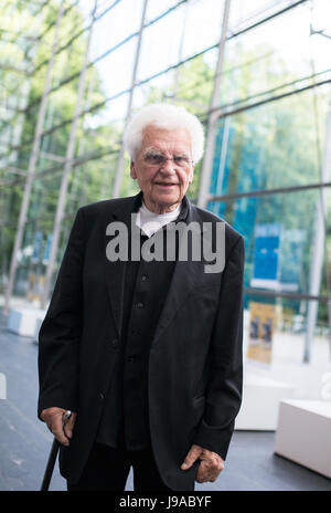 Datei - datiert eine Datei Bild 8. Juni 2016 zeigt Dramatiker und Autor Tankred Dorst in Recklinghausen, Deutschland. Dorst starb am 1. Juni 2017 in Berlin im Alter von 91 Jahren. Foto: Marcel Kusch/dpa Stockfoto