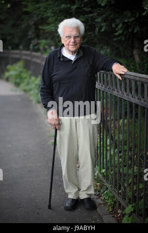 Datei - datiert eine Datei Bild 15. Juni 2012 zeigt Dramatiker und Autor Tankred Dorst in Wiesbaden, Deutschland. Dorst starb am 1. Juni 2017 in Berlin im Alter von 91 Jahren. Foto: Fredrik von Erichsen/dpa Stockfoto