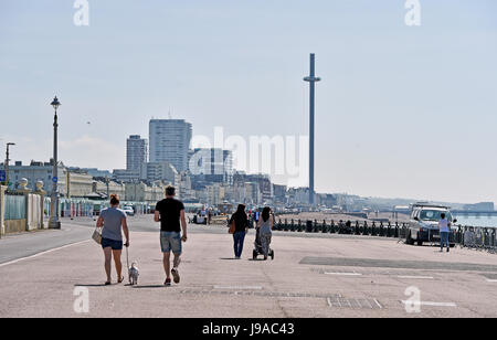 Brighton, UK. 1. Juni 2017. Wanderer genießen Sie am Morgen Sonnenschein an Hove Strandpromenade mit Brighton BA i360 Aussichtsturm steigen im Hintergrund als flammende Juni beginnt mit mehr heißem Wetter an der Südküste mit Temperaturen so hoch wie 26 Grad Celsius Kredit voraussichtlich: Simon Dack/Alamy Live News Stockfoto