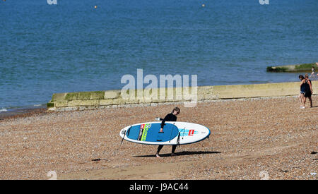 Brighton, UK. 1. Juni 2017. Am frühen Morgen Paddel-Boarder genießen Sie die Sonne am Strand von Hove als flammende Juni beginnt mit mehr heißem Wetter an der Südküste mit Temperaturen so hoch wie 26 Grad Celsius Kredit voraussichtlich: Simon Dack/Alamy Live News Stockfoto