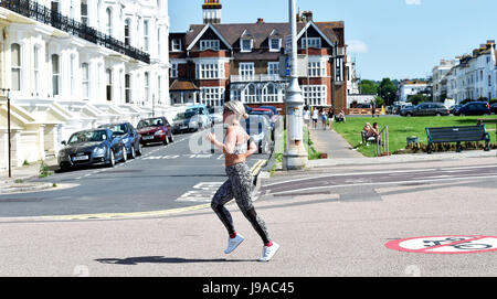 Brighton, UK. 1. Juni 2017. Ein Läufer genießt die Sonne auf Hove Meer als flammende Juni beginnt mit mehr Hitze an der Südküste mit Temperaturen so hoch wie 26 Grad Celsius Kredit voraussichtlich: Simon Dack/Alamy Live News Stockfoto