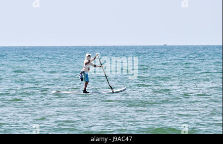 Brighton, UK. 1. Juni 2017. Eine Paddel-Boarder gleitet Vergangenheit Hove Beach als flammende Juni beginnt mit mehr heißem Wetter an der Südküste mit Temperaturen so hoch wie 26 Grad Celsius Kredit voraussichtlich: Simon Dack/Alamy Live News Stockfoto
