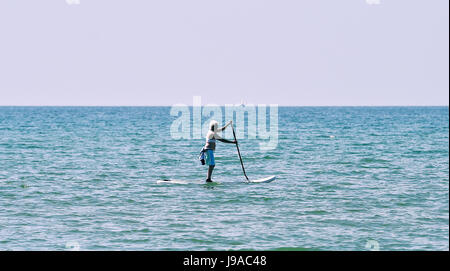 Brighton, UK. 1. Juni 2017. Eine Paddel-Boarder gleitet Vergangenheit Hove Beach als flammende Juni beginnt mit mehr heißem Wetter an der Südküste mit Temperaturen so hoch wie 26 Grad Celsius Kredit voraussichtlich: Simon Dack/Alamy Live News Stockfoto