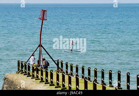 Brighton, UK. 1. Juni 2017. Eine Paddel-Boarder gleitet Vergangenheit Hove Beach als flammende Juni beginnt mit mehr heißem Wetter an der Südküste mit Temperaturen so hoch wie 26 Grad Celsius Kredit voraussichtlich: Simon Dack/Alamy Live News Stockfoto