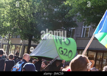 Hamburg, Deutschland, 31. Mai 2017. Demonstranten tragen eine Zelt mit der Aufschrift "keine G20" während einer Demonstration gegen den G20-Gipfel statt an der Mönckebergstraße, Hamburg, Deutschland, 31.05.2017. Bildnachweis: Christopher Tamcke/AlamyLiveNews Stockfoto