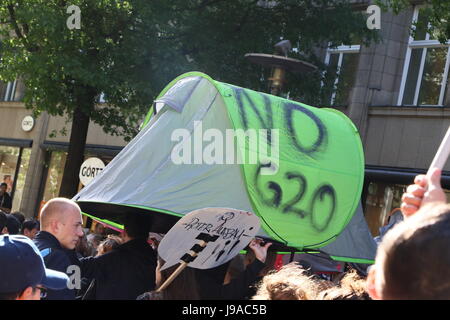 Hamburg, Deutschland, 31. Mai 2017. Demonstranten tragen eine Zelt mit der Aufschrift "keine G20" während einer Demonstration gegen den G20-Gipfel statt an der Mönckebergstraße, Hamburg, Deutschland, 31.05.2017. Bildnachweis: Christopher Tamcke/AlamyLiveNews Stockfoto