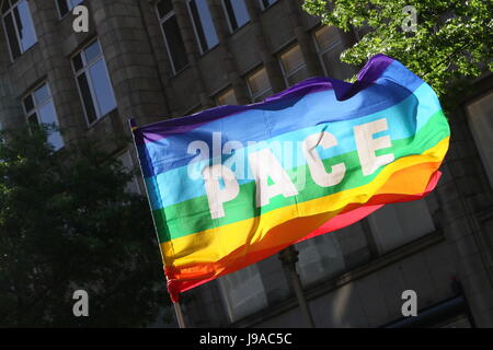 Hamburg, Deutschland, 31. Mai 2017. Demonstranten winkt ein "Tempo"-Flag bei einer Demonstration gegen den G20-Gipfel an der Mönckebergstraße, Hamburg, Germany, 31.05.2017 statt. Bildnachweis: Christopher Tamcke/AlamyLiveNews Stockfoto