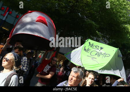 Hamburg, Deutschland, 31. Mai 2017. Die Demonstranten tragen ein Zelt mit der Aufschrift "Ja Zelten wir" während einer Demonstration gegen den G20-Gipfel an der Mönckebergstraße, Hamburg, Germany, 31.05.2017 statt. Bildnachweis: Christopher Tamcke/AlamyLiveNews Stockfoto