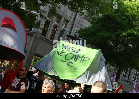 Hamburg, Deutschland, 31. Mai 2017. Die Demonstranten tragen ein Zelt mit der Aufschrift "Ja Zelten wir" während einer Demonstration gegen den G20-Gipfel an der Mönckebergstraße, Hamburg, Germany, 31.05.2017 statt. Bildnachweis: Christopher Tamcke/AlamyLiveNews Stockfoto