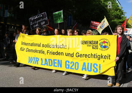 Hamburg, Deutschland, 31. Mai 2017. Demonstranten halten eine Banner mit der Aufschrift "Wir Ausladen G20" ("Wir beladen G20 aus"), während einer Demonstration gegen den G20-Gipfel statt, an der Mönckebergstraße, Hamburg, Deutschland, 31.05.2017. Bildnachweis: Christopher Tamcke/AlamyLiveNews Stockfoto