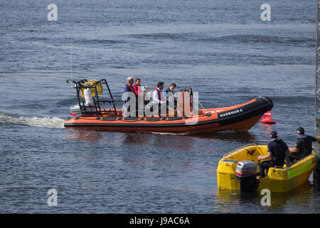 Cardiff, Wales, UK. 1. Juni 2017. Ian Rush bringt die Champions-League-Trophäe in Cardiff Bay temporäre schwimmenden Stellplatz wie das Champions-League-Festival eröffnet. Bildnachweis: Mark Hawkins/Alamy Live-Nachrichten Stockfoto