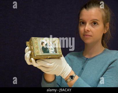 Mayfair, London, UK. 1. Juni 2017. Die russischen Verkauf Fototermin fand bei Bonhams in New Bond Street, Mayfair. Eine feine vergoldetem Silber und schattigen Cloisonné Emaille bildliche Sarg, 11. Artel, Moskau, 1908-1917. Geschätzte £150.000-200, 000.  Die Auktion findet am 7. Juni 2017 Credit: Keith Larby/Alamy Live News Stockfoto