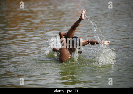 Bhaktapur, Nepal. 1. Juni 2017. Eine nepalesische junge wirft eine andere an einem Teich an einem heißen Tag in Bhaktapur, Nepal auf Donnerstag, 1. Juni 2017. Bildnachweis: Skanda Gautam/ZUMA Draht/Alamy Live-Nachrichten Stockfoto