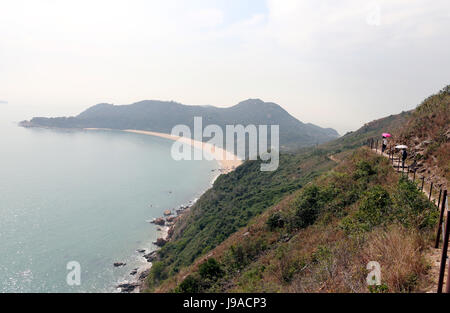 (170601) - HONG KONG, 1. Juni 2017 (Xinhua)--Menschen entlang der Lantau Trail in Hongkong, Südchina, 2. Februar 2013.  (Xinhua/Li Peng) (Mcg) Stockfoto