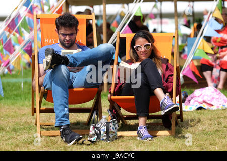 Hay Festival 2017 - Hay on Wye, Wales, UK - Juni 2017 - heißem Wetter im Heu - Besucher genießen die Möglichkeit zum Lesen und entspannen unter den Liegestühlen auf dem Heu-Festival am 8. Tag auf dem diesjährigen Event - Steven Mai / Alamy Live News Stockfoto