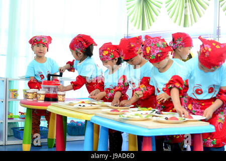 Tangshan. 1. Juni 2017. Kinder bereiten Obstplatten in einem Kindergarten in der Laoting Grafschaft, Nord-China Provinz Hebei, 1. Juni 2017, den Internationalen Kindertag feiern. Bildnachweis: Mu Yu/Xinhua/Alamy Live-Nachrichten Stockfoto