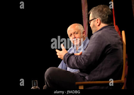 Hay Festival 2017 - Hay on Wye, Wales, UK - Juni 2017 - BBC-Journalist Jeremy Bowen auf der Bühne das Hay-Festival im Gespräch über seine Erfahrungen im Nahen Osten mit Peter Florenz der Direktor der Hay Festival - Steven Mai / Alamy Live News Stockfoto