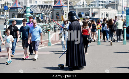 Brighton, UK. 1. Juni 2017. Großbritannien Wetter. Es ist heiß Wetter für Darth Vader auf Brighton Meer als flammende Juni beginnt mit ein weiterer heißer Tag an der Südküste des Vereinigten Königreichs mit Temperaturen um 26 Grad Celsius Kredit zu erwarten: Simon Dack/Alamy Live News Stockfoto