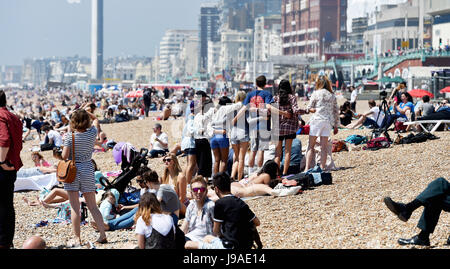Brighton, UK. 1. Juni 2017. Großbritannien Wetter. Brighton Beach ist gepackt als flammende Juni beginnt mit ein weiterer heißer Tag an der Südküste des Vereinigten Königreichs mit Temperaturen um 26 Grad Celsius Credit erwartet: Simon Dack/Alamy Live News Stockfoto