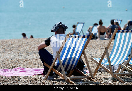 Brighton, UK. 1. Juni 2017. Großbritannien Wetter. Brighton Beach ist gepackt als flammende Juni beginnt mit ein weiterer heißer Tag an der Südküste des Vereinigten Königreichs mit Temperaturen um 26 Grad Celsius Credit erwartet: Simon Dack/Alamy Live News Stockfoto