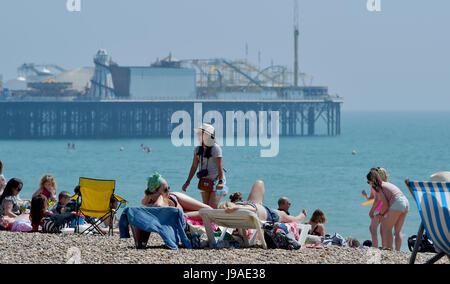 Brighton, UK. 1. Juni 2017. Großbritannien Wetter. Brighton Beach ist gepackt als flammende Juni beginnt mit ein weiterer heißer Tag an der Südküste des Vereinigten Königreichs mit Temperaturen um 26 Grad Celsius Credit erwartet: Simon Dack/Alamy Live News Stockfoto
