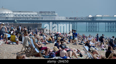 Brighton, UK. 1. Juni 2017. Großbritannien Wetter. Brighton Beach ist gepackt als flammende Juni beginnt mit ein weiterer heißer Tag an der Südküste des Vereinigten Königreichs mit Temperaturen um 26 Grad Celsius Credit erwartet: Simon Dack/Alamy Live News Stockfoto