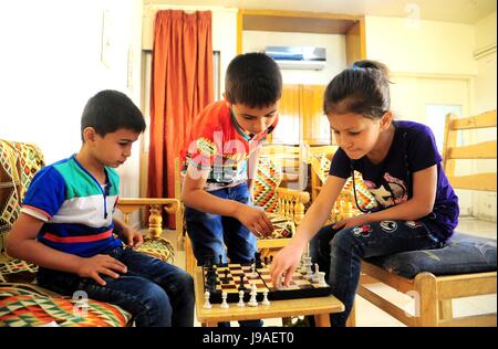 Damaskus, Syrien. 1. Juni 2017. Obdachlose Kinder spielen Schach in ihrer Wohneinheit im SOS Kinderdorf für Pflegefamilien in Damaskus, Syrien, am 1. Juni 2017. An das SOS Kinderdorf für Pflegefamilien in der Nähe von Damaskus sind Zehntausende obdachlose Kinder, ihre Eltern verloren, die entweder in den Krieg oder deren Eltern geschieden oder sozial ausgegrenzt wurden, von Frauen gestellt, die Sie lieben und Mutter anrufen. Bildnachweis: Ammar/Xinhua/Alamy Live-Nachrichten Stockfoto