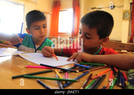 Damaskus, Syrien. 1. Juni 2017. Obdachlose Kinder zeichnen in ihrer Wohneinheit im SOS Kinderdorf für Pflegefamilien in Damaskus, Syrien, auf 1. Juni 2017. An das SOS Kinderdorf für Pflegefamilien in der Nähe von Damaskus sind Zehntausende obdachlose Kinder, ihre Eltern verloren, die entweder in den Krieg oder deren Eltern geschieden oder sozial ausgegrenzt wurden, von Frauen gestellt, die Sie lieben und Mutter anrufen. Bildnachweis: Ammar/Xinhua/Alamy Live-Nachrichten Stockfoto